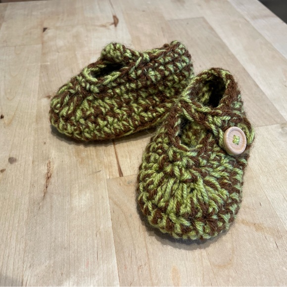Knitted baby booties with straps and wooden buttons in green and brown - Picture 4 of 6
